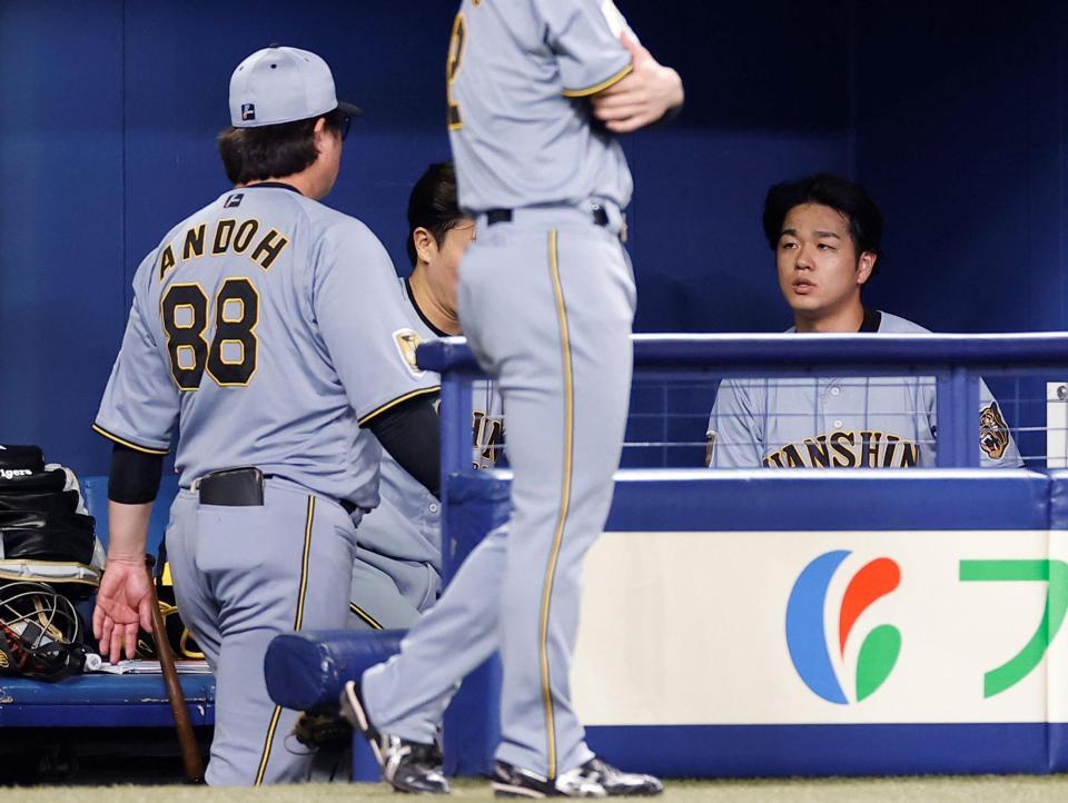 ８回を投げ終え、安藤コーチ（左）に声をかけられる高橋（撮影・西田忠信）