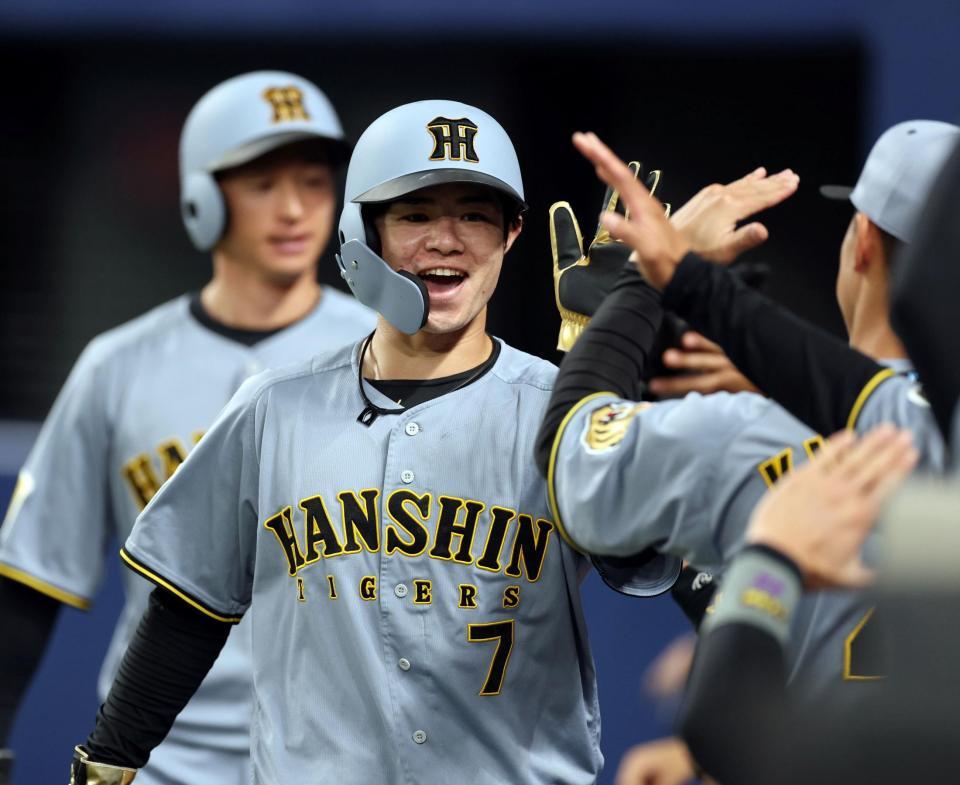 ５回、生還しナインに迎えられる中野（撮影・山口登）