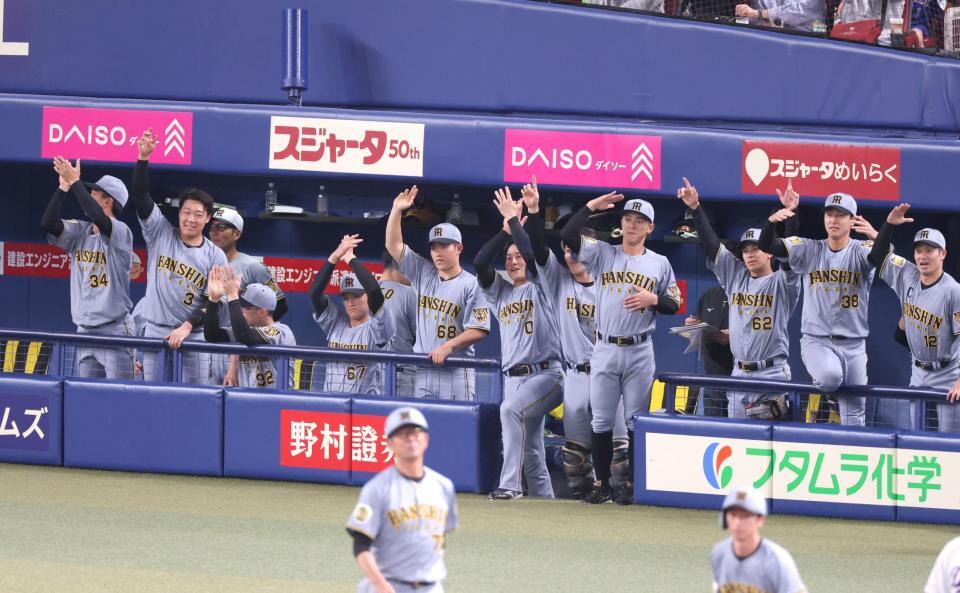 ５回、中野の適時二塁打で先制し沸き上がる阪神ベンチ（撮影・立川洋一郎）
