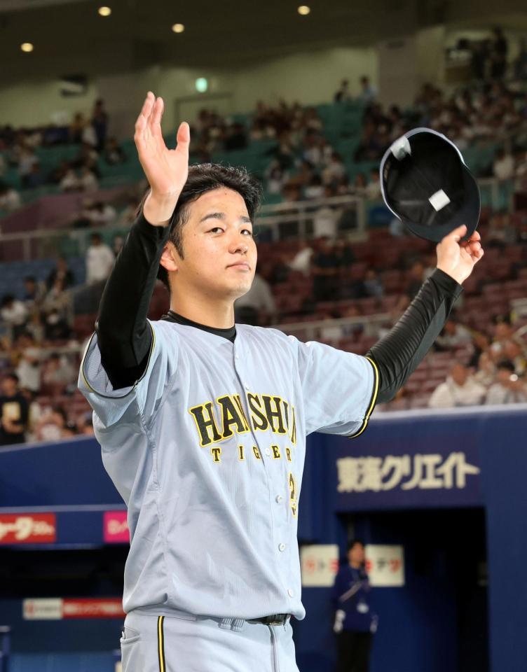 ヒーローインタビューを終え、ファンの声援の応える高橋（撮影・山口登）