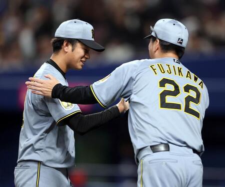高橋（左）は笑顔で藤川監督とタッチする（撮影・山口登）