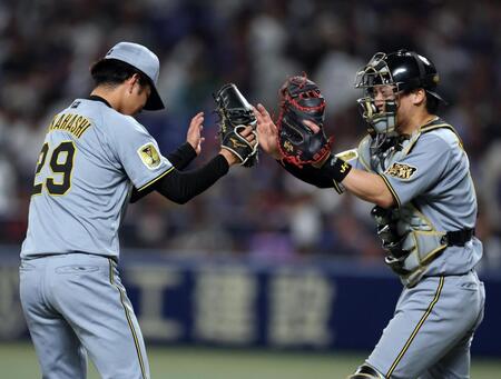 完封勝利を挙げた高橋（左）とタッチする伏見（撮影・山口登）