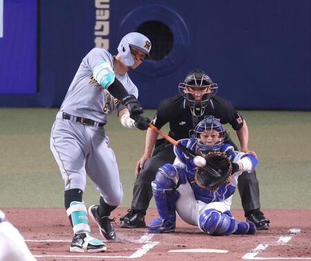 ２回、右前打を放つ佐藤輝（撮影・立川洋一郎）