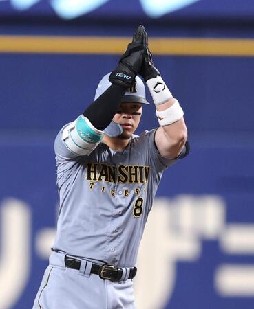 ５回、左越えに二塁打を放ちベンチにポーズを送る佐藤輝（撮影・山口登）