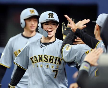 　５回、生還しナインに迎えられる中野（撮影・山口登）