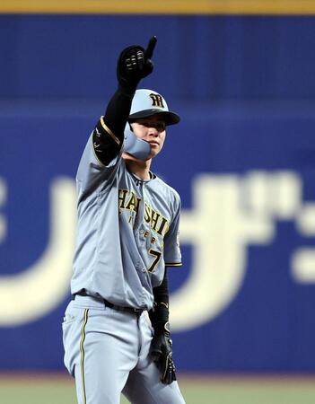 ５回阪神２死、先制適時二塁打を放ちベンチにポーズを送る阪神・中野拓夢＝バンテリンドームナゴヤ（撮影・山口登）