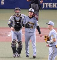 完封勝利を飾り、伏見（左）の祝福に笑顔を見せる高橋（撮影・立川洋一郎）