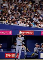 ９回のマウンドに向かう高橋（撮影・西田忠信）