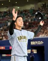 ヒーローインタビューを終え、ファンの声援の応える高橋（撮影・山口登）