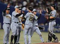 完封勝利を挙げた高橋（中央）を祝福する佐藤輝ら阪神ナイン（撮影・山口登）