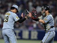 完封勝利を挙げた高橋（左）とタッチする伏見（撮影・山口登）