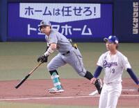 ２回、右前打を放つ佐藤輝（撮影・立川洋一郎）