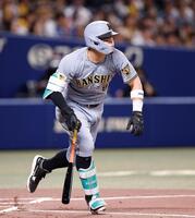 ２回、右前打を放つ佐藤輝（撮影・西田忠信）