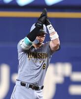 ５回、左越えに二塁打を放ちベンチにポーズを送る佐藤輝（撮影・山口登）