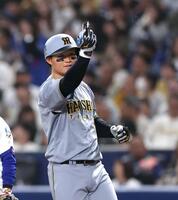 ５回、２点適時打を放ちベンチにポーズを送る森下（撮影・山口登）