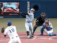 　５回、先制の適時二塁打を放つ中野（撮影・立川洋一郎）