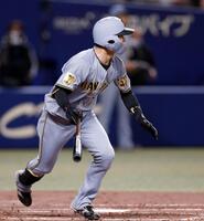 ５回、先制の適時二塁打を放つ中野（撮影・西田忠信）