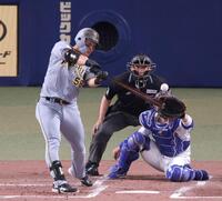 ３回、左中間へ二塁打を放つ前川（撮影・立川洋一郎）