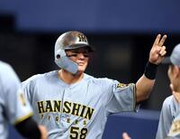 ５回、先制の生還しナインに迎えらる前川（撮影・山口登）