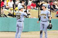 ２回表攻撃終了後、山崎憲晴２軍内野守備走塁コーチ（左）と話すディベイニー