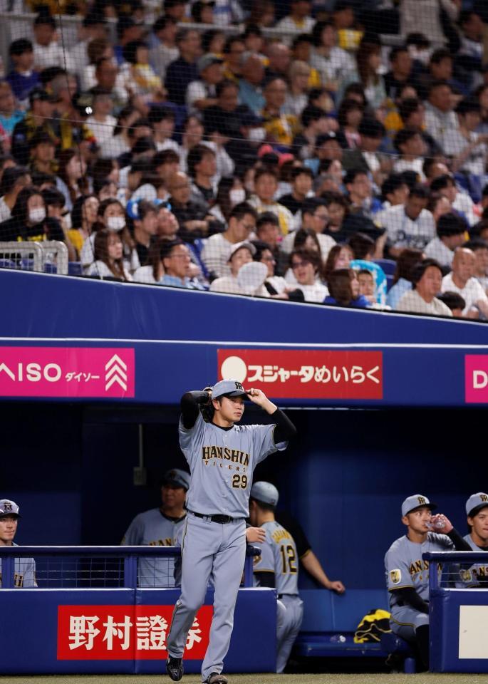９回のマウンドに向かう高橋（撮影・西田忠信）
