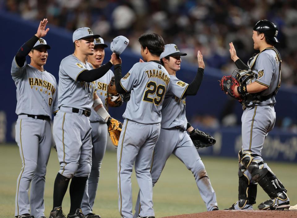 完封勝利を挙げた高橋（中央）を祝福する佐藤輝ら阪神ナイン（撮影・山口登）