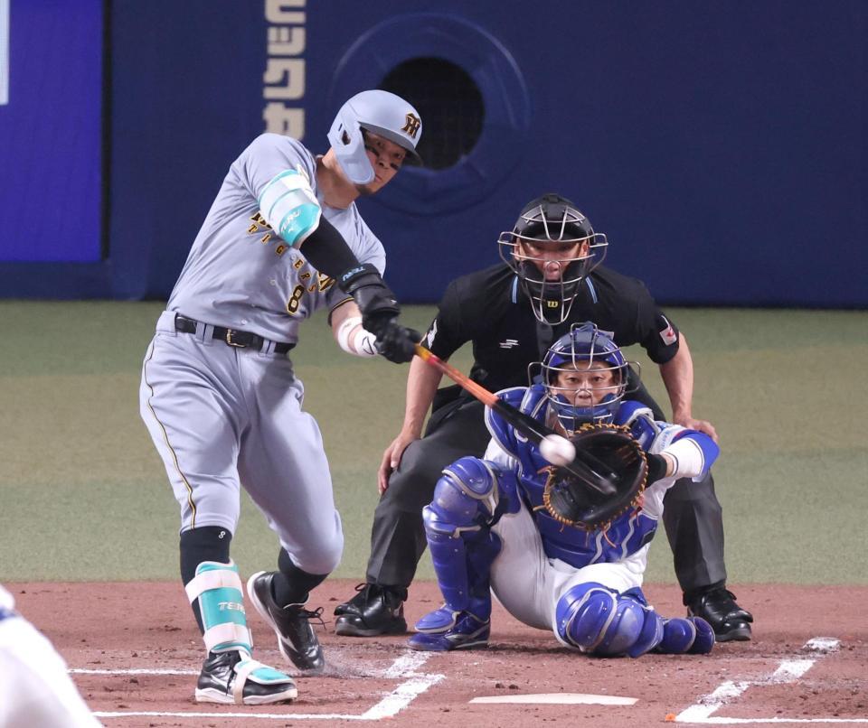 ２回、右前打を放つ佐藤輝（撮影・立川洋一郎）