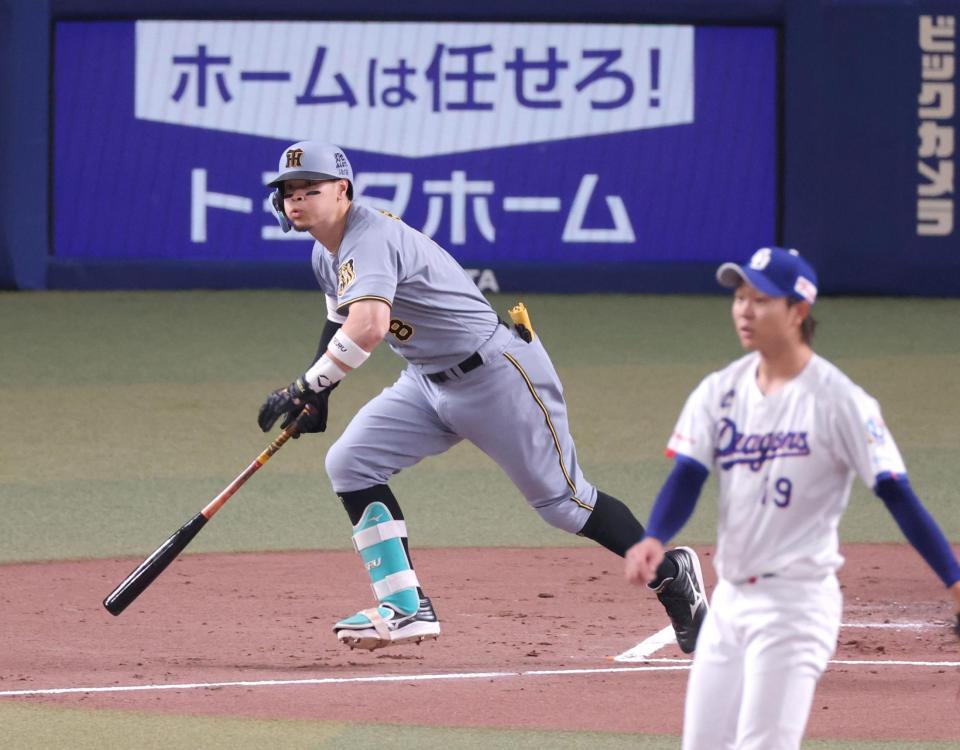 ２回、右前打を放つ佐藤輝（撮影・立川洋一郎）