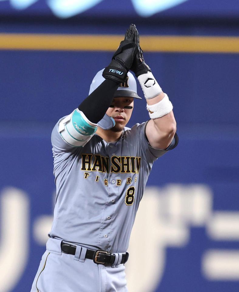 ５回、左越えに二塁打を放ちベンチにポーズを送る佐藤輝（撮影・山口登）