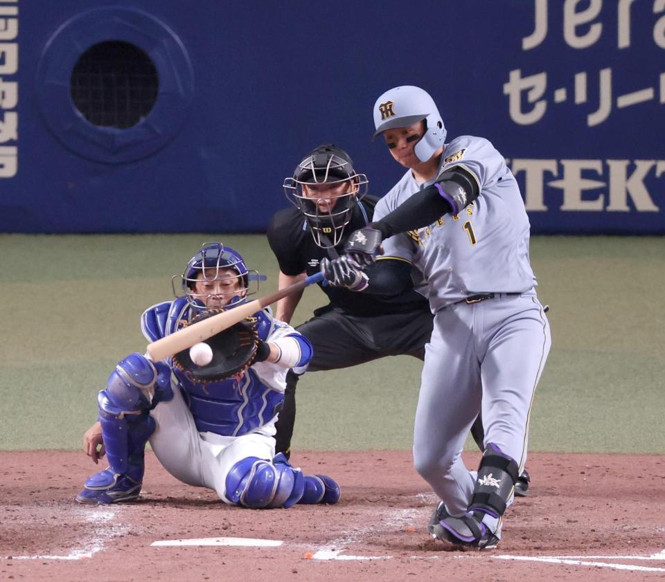 ５回、中前へ２点適時打を放つ森下（撮影・立川洋一郎）