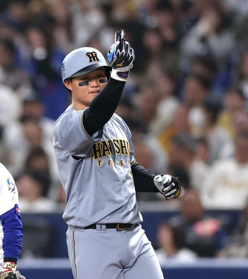 ５回、２点適時打を放ちベンチにポーズを送る森下（撮影・山口登）