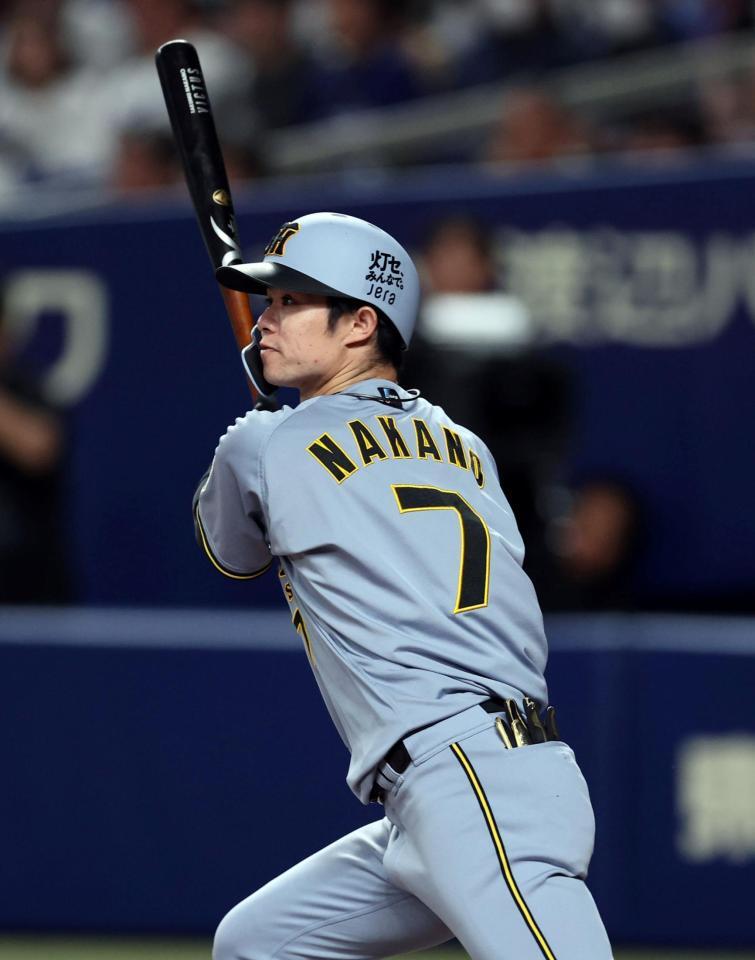 ５回阪神２死一・二塁、左中間に先制適時二塁を放つ阪神・中野拓夢打＝バンテリンドームナゴヤ（撮影・山口登）