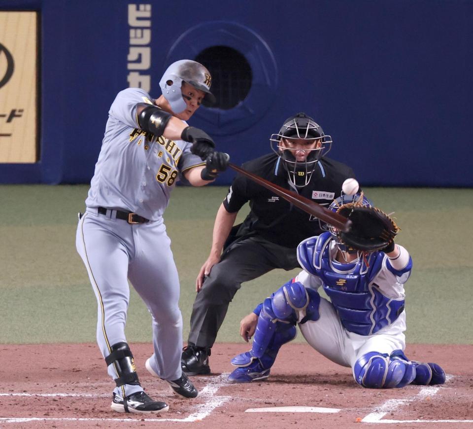 ３回、左中間へ二塁打を放つ前川（撮影・立川洋一郎）