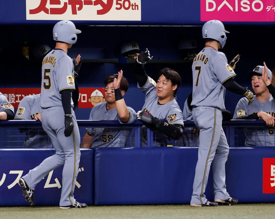 ５回、森下の２点打で生還した近本と中野を迎える前川（中央左）＝撮影・西田忠信