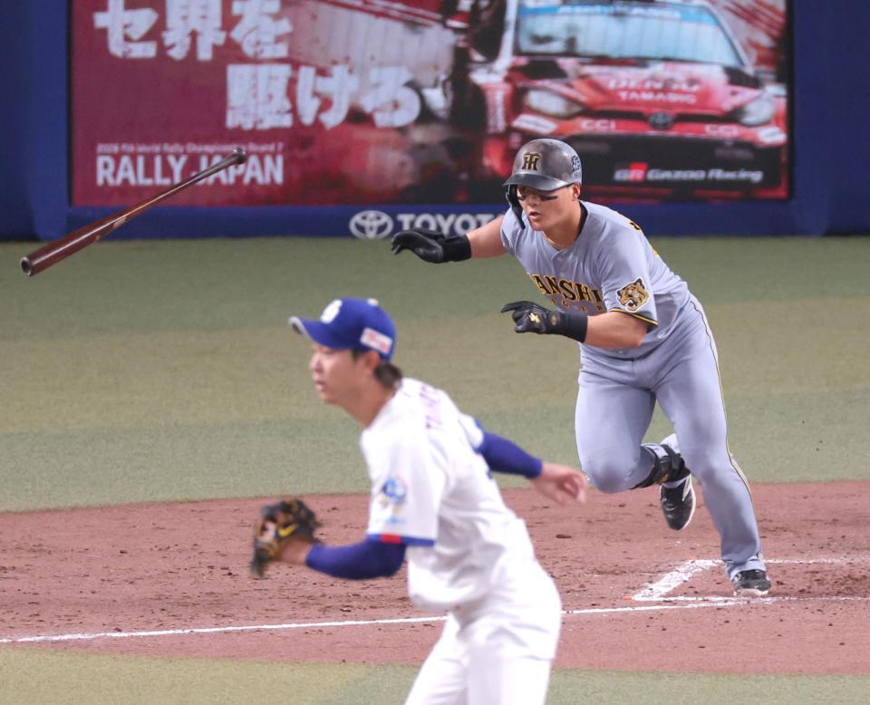 ５回、右前打を放つ前川（撮影・立川洋一郎）