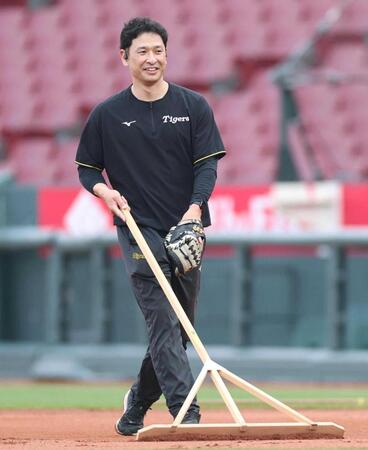 　試合前、グラウンドをならす小豆畑ファーム担当マネジャー