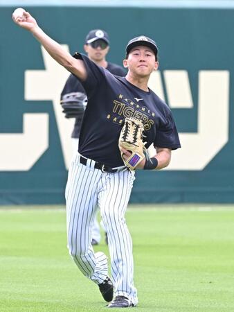 左翼でノックを受け返球する立石（撮影・高部洋祐）