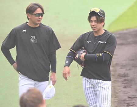 試合前、東浜（左）と談笑する梅野（撮影・高部洋祐）