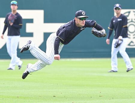 ノックを受け返球する福島（撮影・高部洋祐）