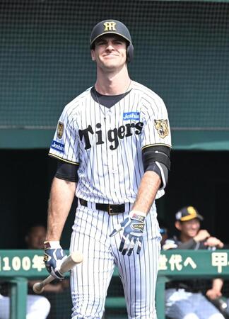 ３回、三振に倒れベンチに戻るラグズデール（撮影・高部洋祐）