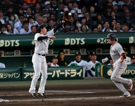 ２回、木浪の送球を捕球する大山（走者・ダルベック）＝撮影・山口登