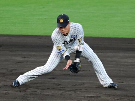 ２回、ダルベックの打球をファンブルする木浪（撮影・立川洋一郎）