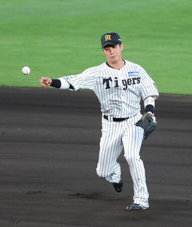 ２回、ダルベックの打球を処理するも一塁へ悪送球する木浪（撮影・立川洋一郎）