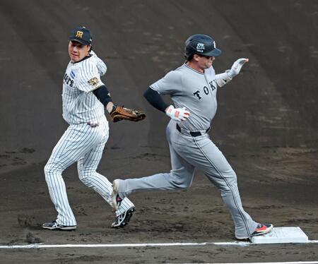 ２回、木浪からの送球がそれ一塁セーフとなるダルベック。左は一塁手・大山（撮影・立川洋一郎）