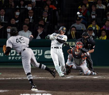 ７回、高寺はバットを折りながら左前で逆転２点適時打を放つ（投手・田中瑛、捕手・大城）＝撮影・山口登