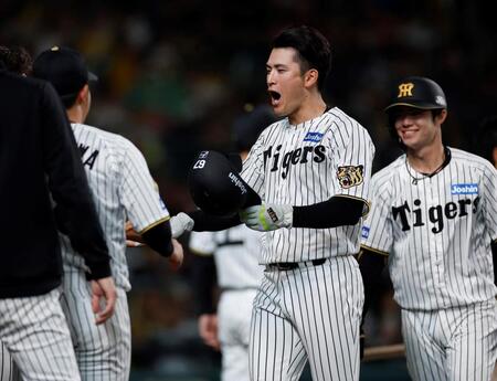 ７回、逆転打を放ちナインに迎えられる高寺（撮影・西田忠信）