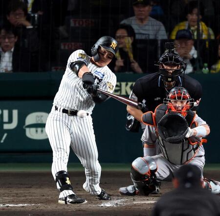 ７回、右前に適時打を放つ前川（捕手・大城）＝撮影・山口登