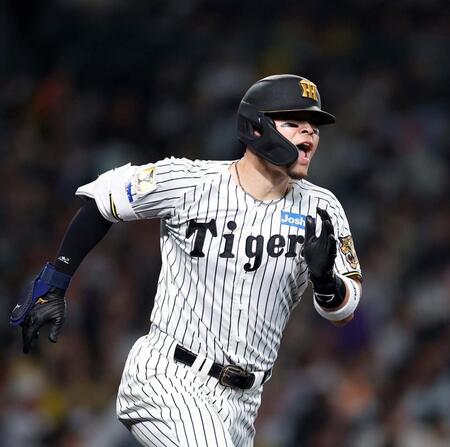 ７回、左越えの打球を放ち、一塁に走る佐藤輝（撮影・西田忠信）