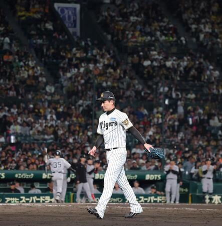 ９回に勝ち越しを許しベンチに戻る岩崎（撮影・西田忠信）