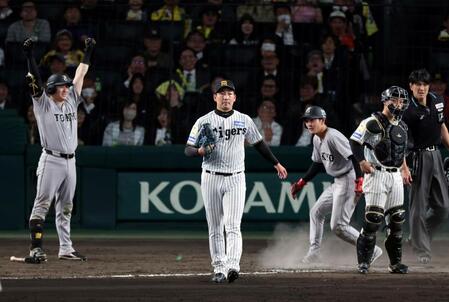 ９回、勝ち越しを許す岩崎（撮影・山口登）